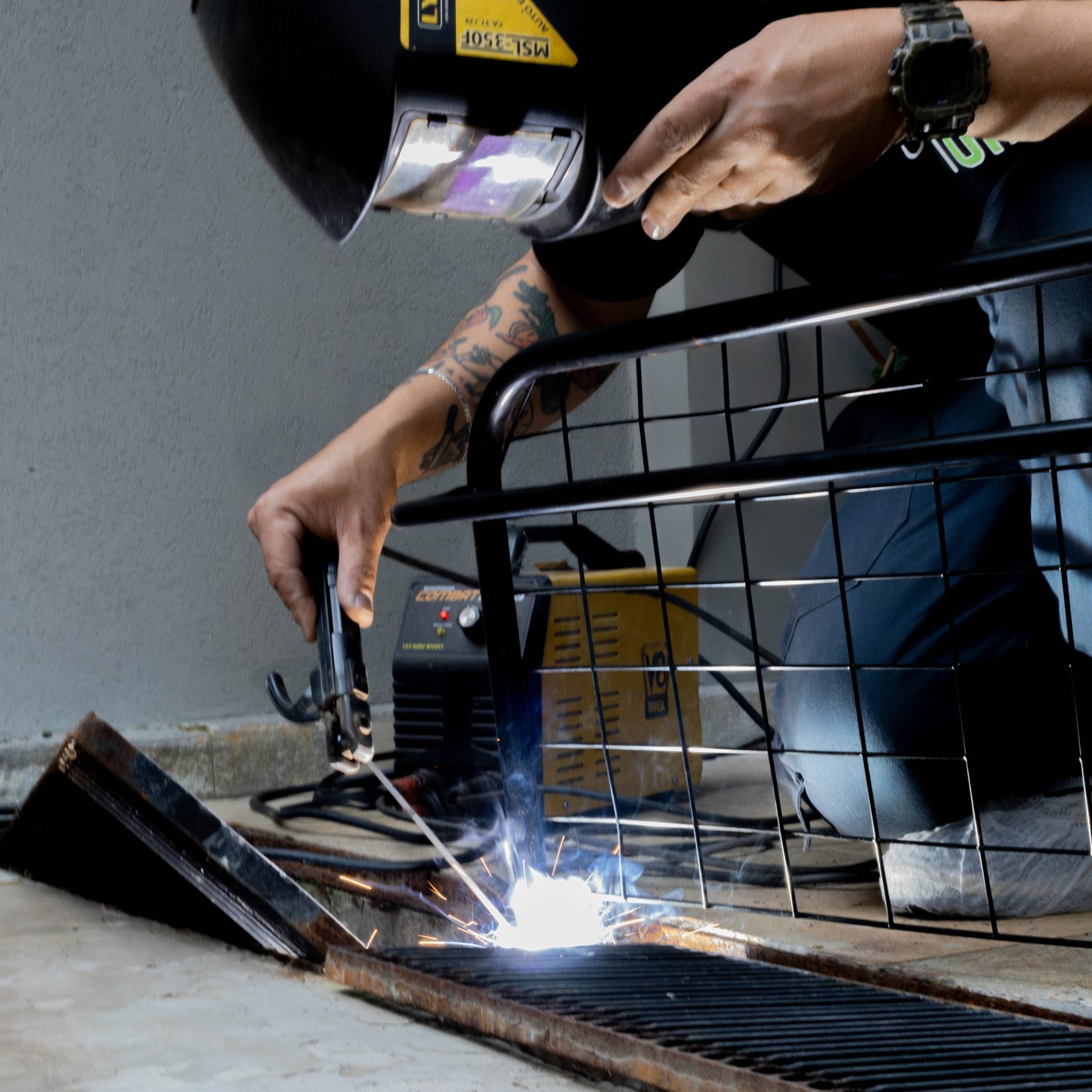 Realizamos reparos e manutenções com solda, garantindo soluções duráveis e de alta qualidade.