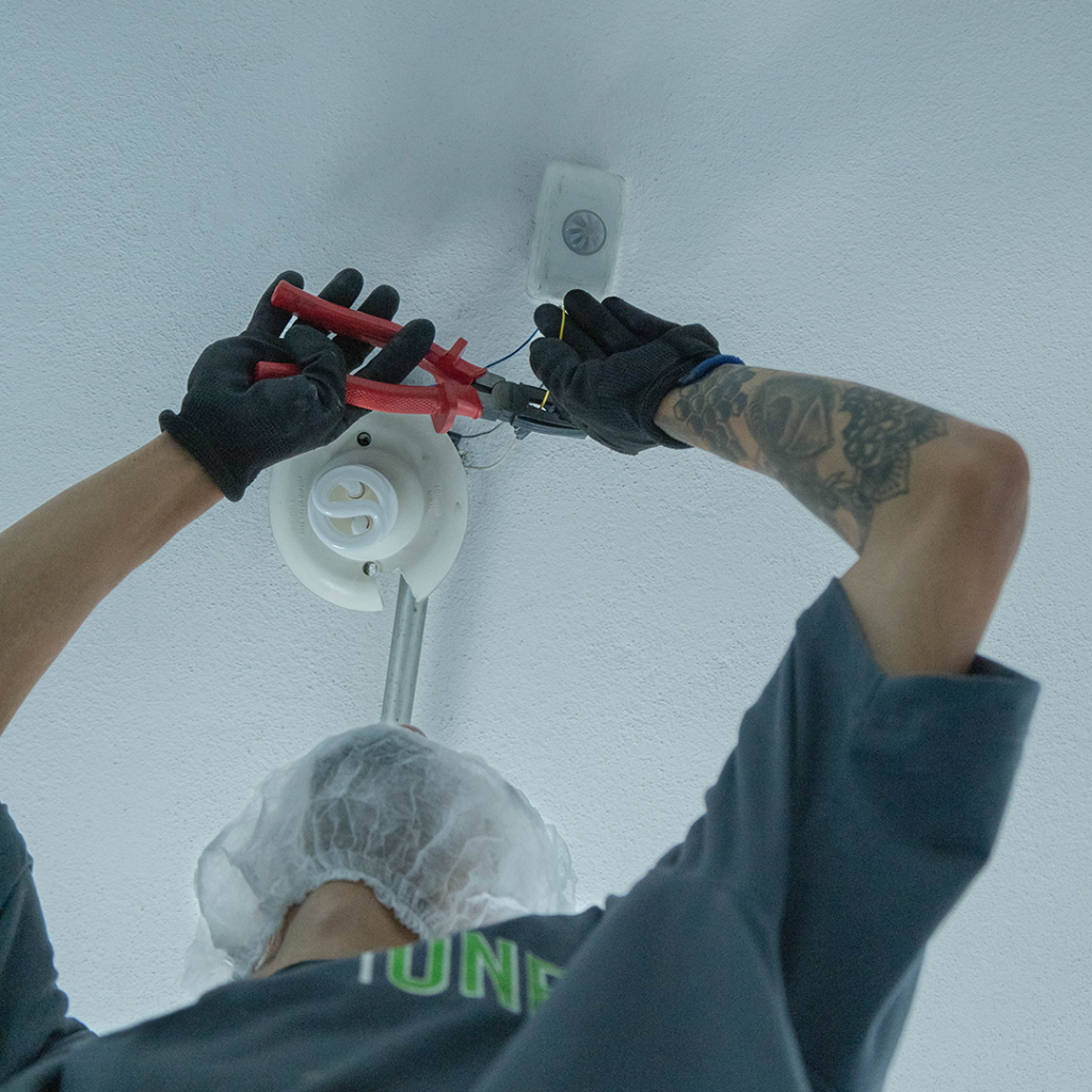 Manutenção elétrica completa com segurança eficiência e agilidade para sua casa ou empresa.