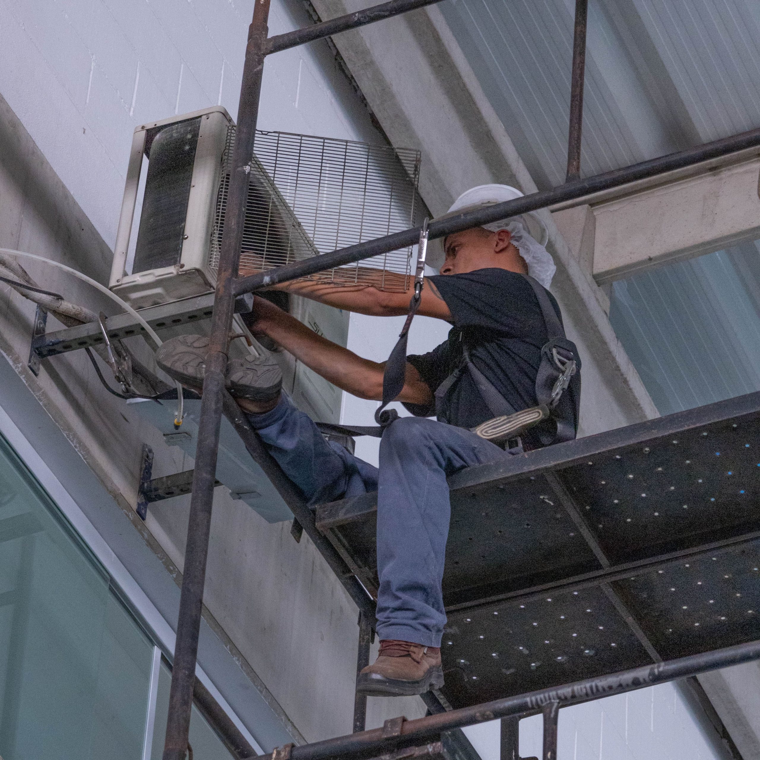 Instalação, manutenção e limpeza de ar condicionado para garantir conforto e eficiência energética.
