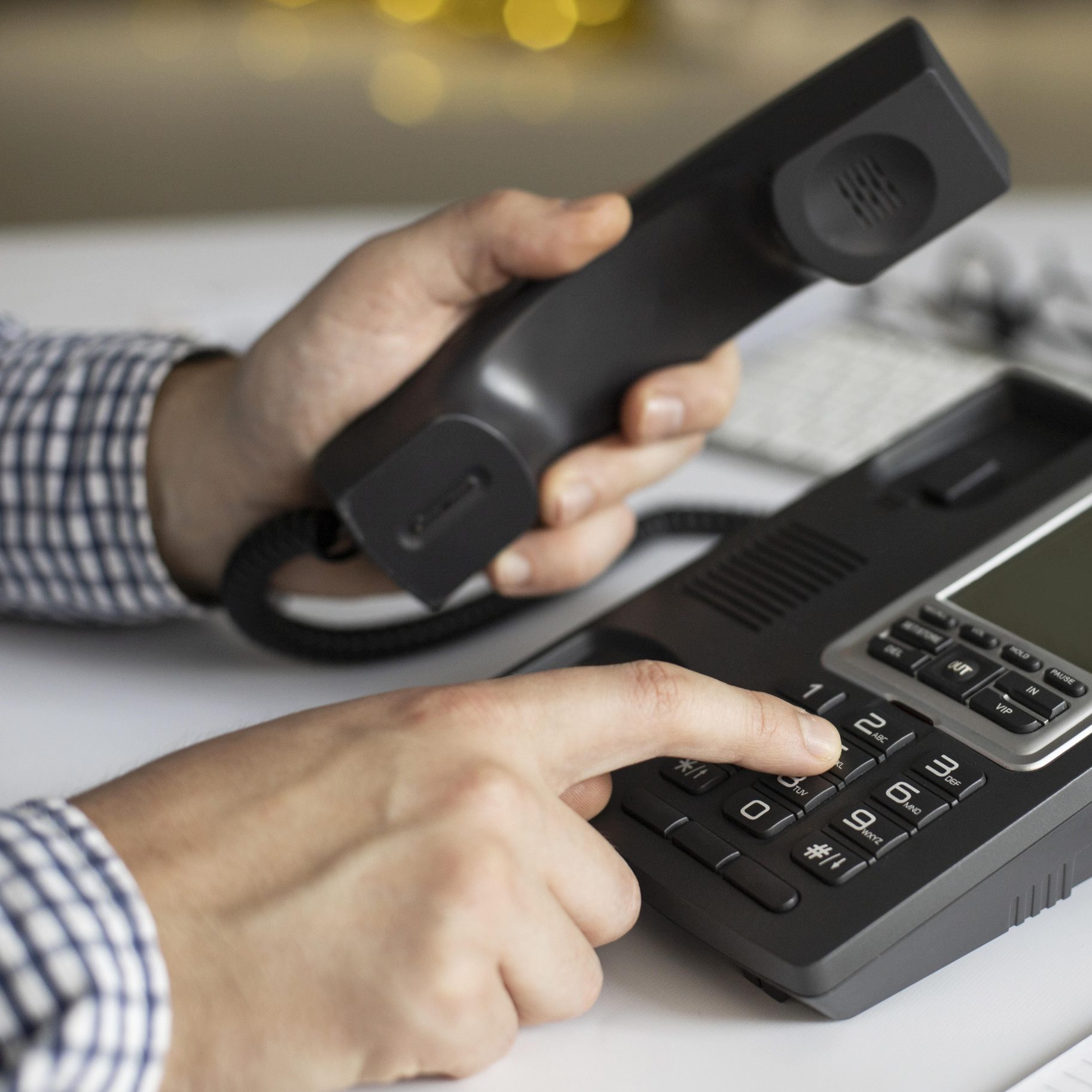 Instalação e manutenção de sistemas de telefonia, garantindo comunicação eficiente e sem interrupções.